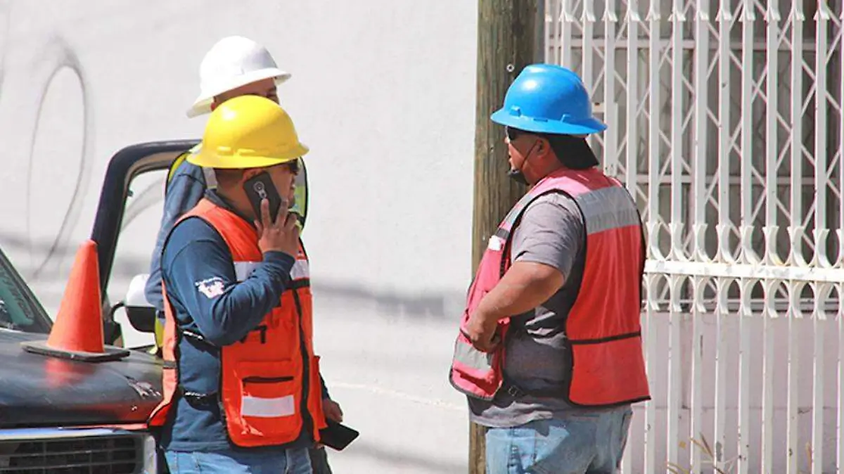 trabajadores con casco